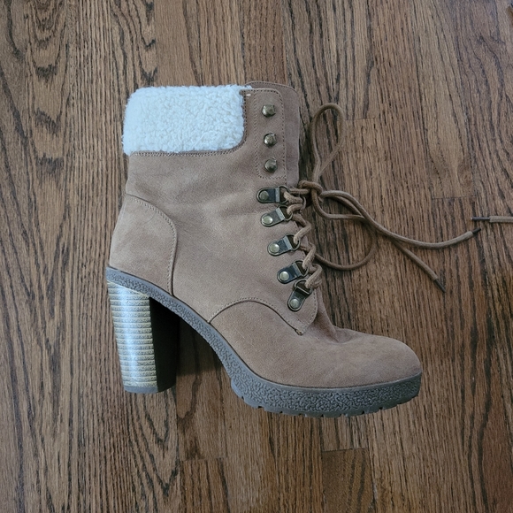 Boots - Picture 2 of 7